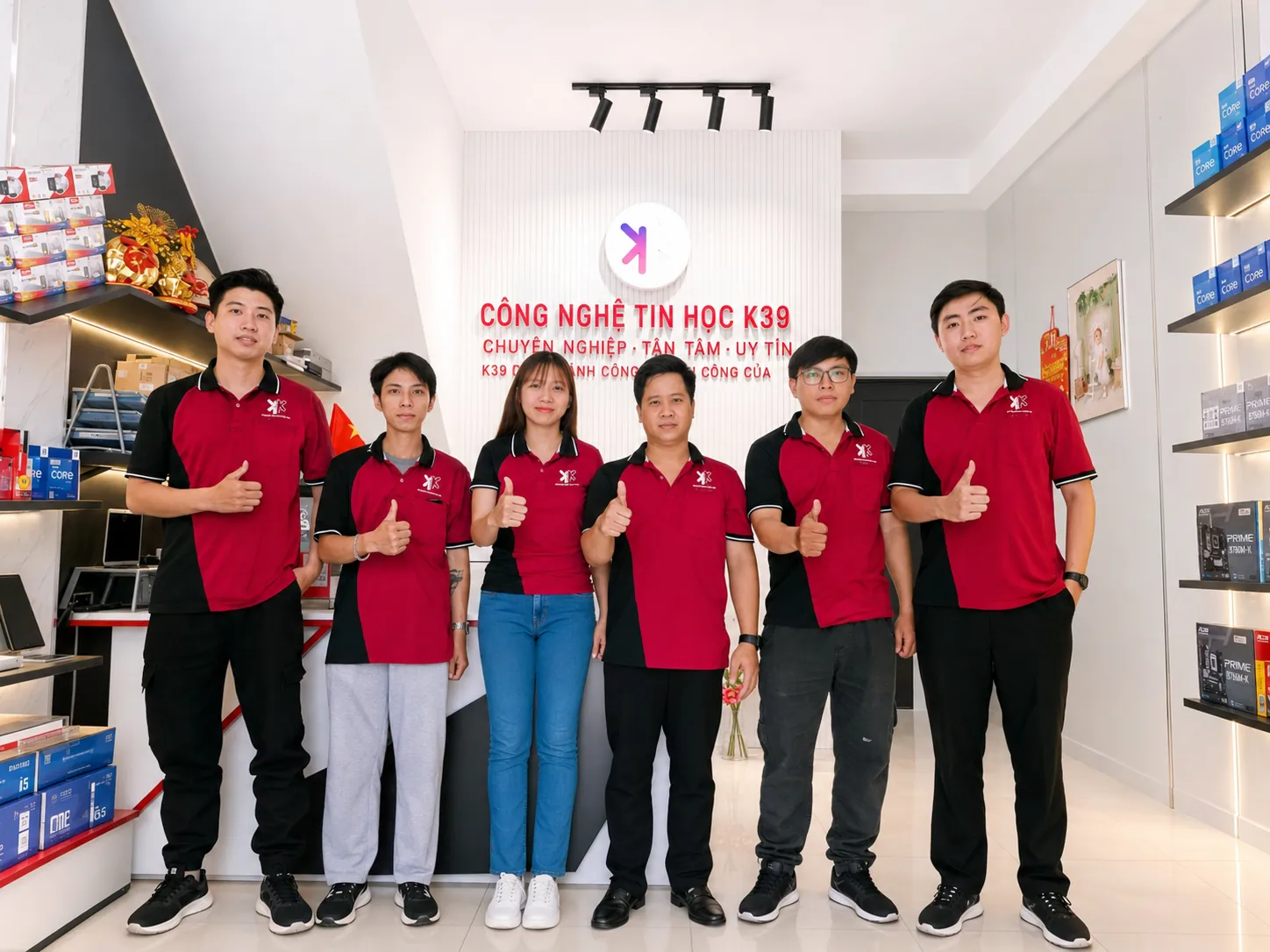 Tập thể nhân viên K39 mặc đồng phục đỏ