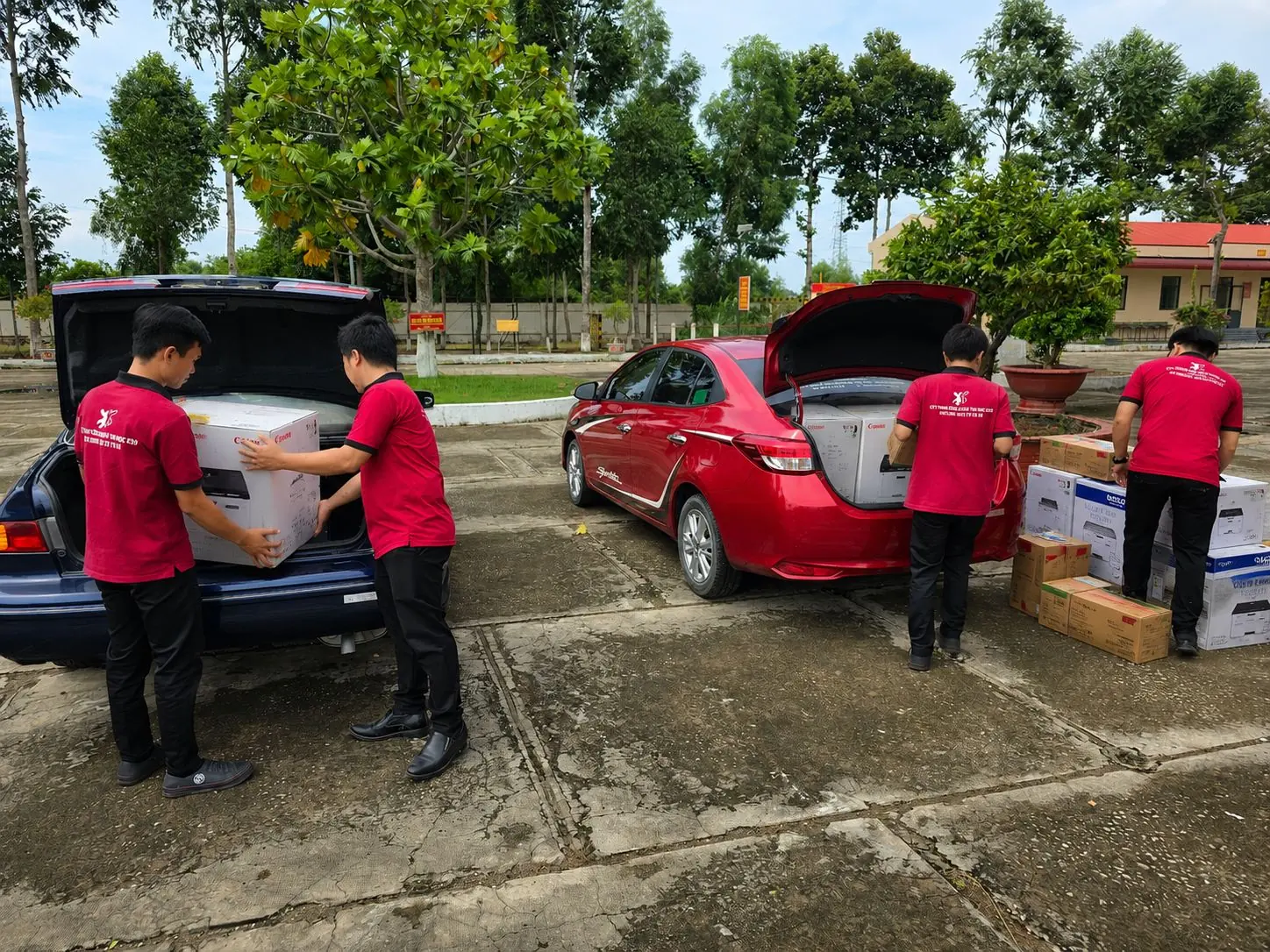 Kỹ thuật viên K39 giao thiết bị tận nơi cho đơn vị
