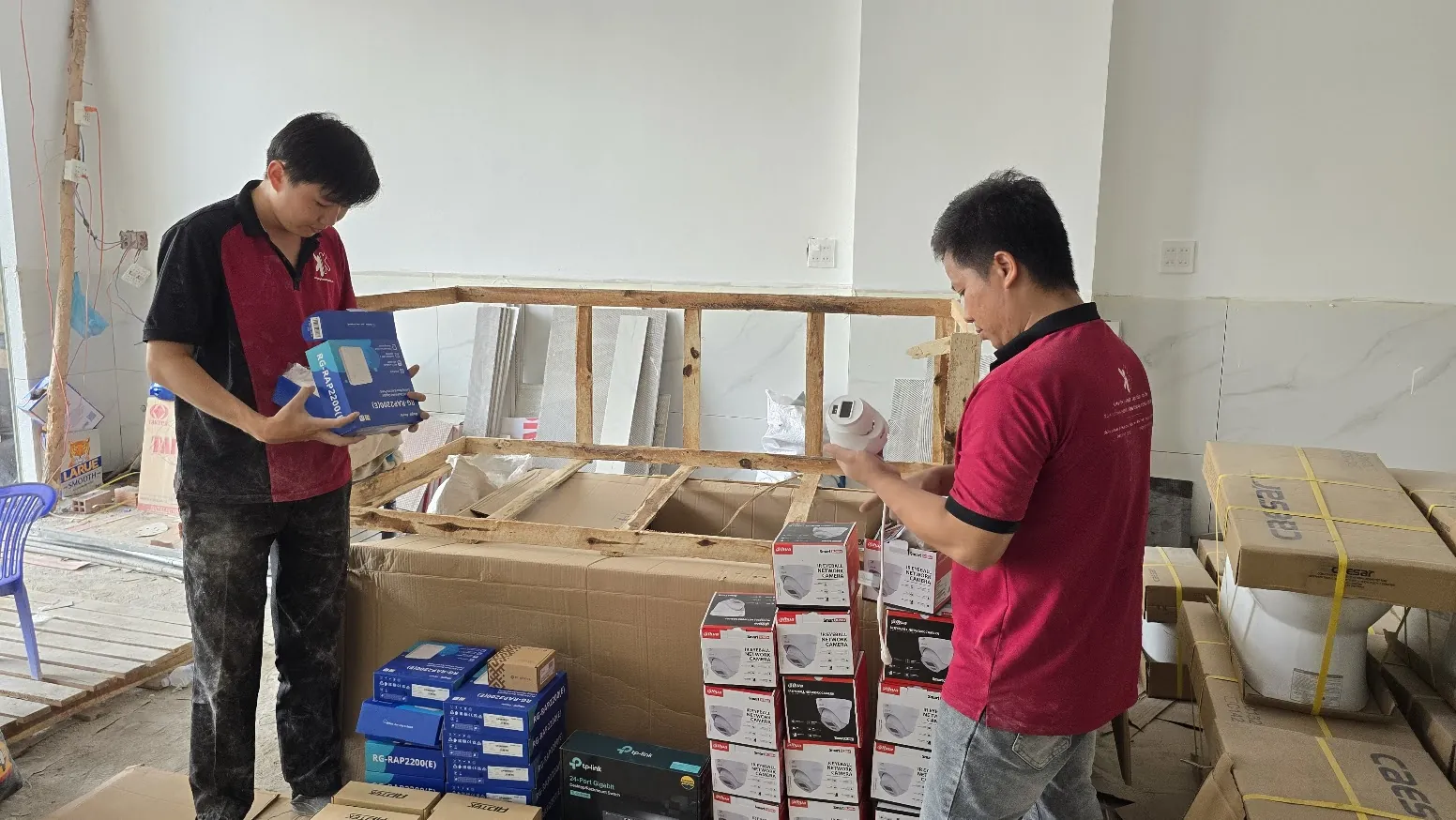 Kỹ thuật viên K39 kiểm tra thiết bị trước khi giao